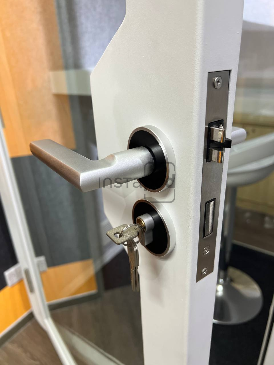 instapods-indoor-office-booth-features-secured-lock-numero