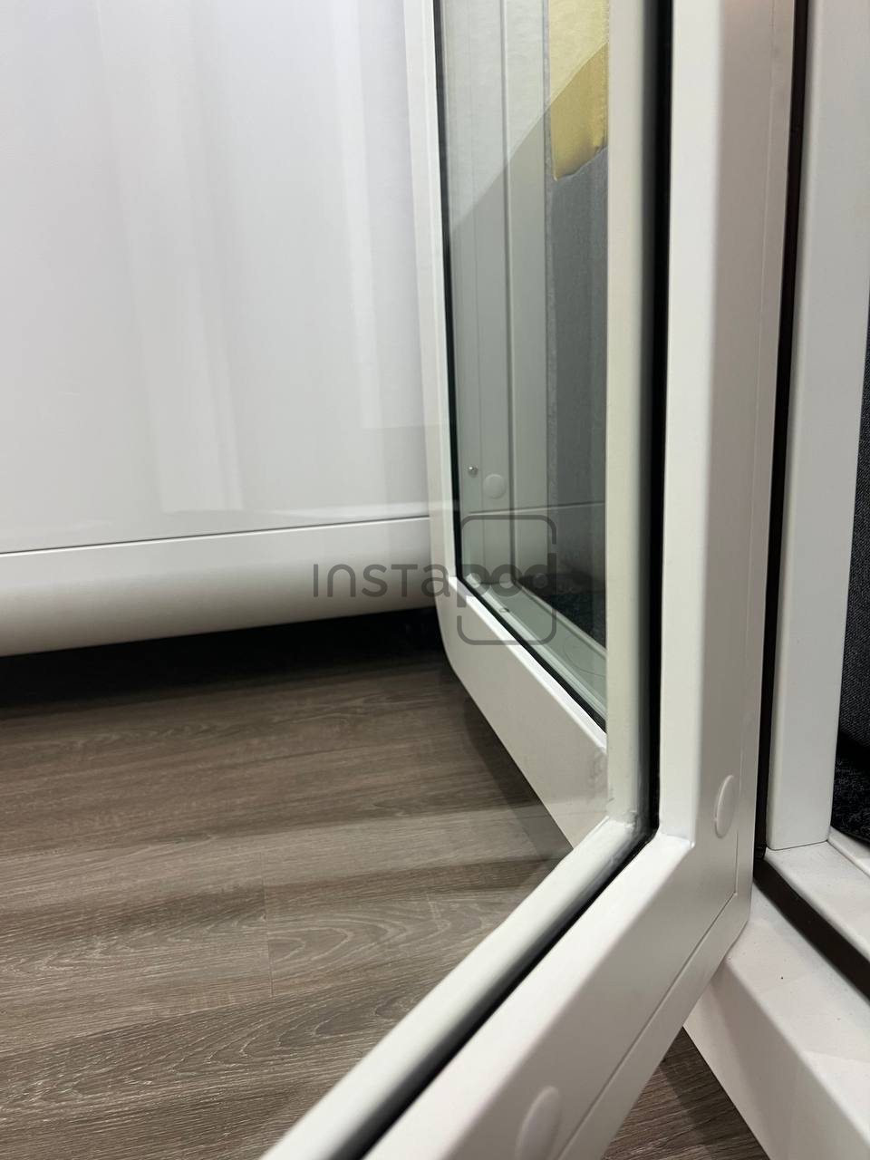 instapods-indoor-office-booth-features-tempered-glass-numero