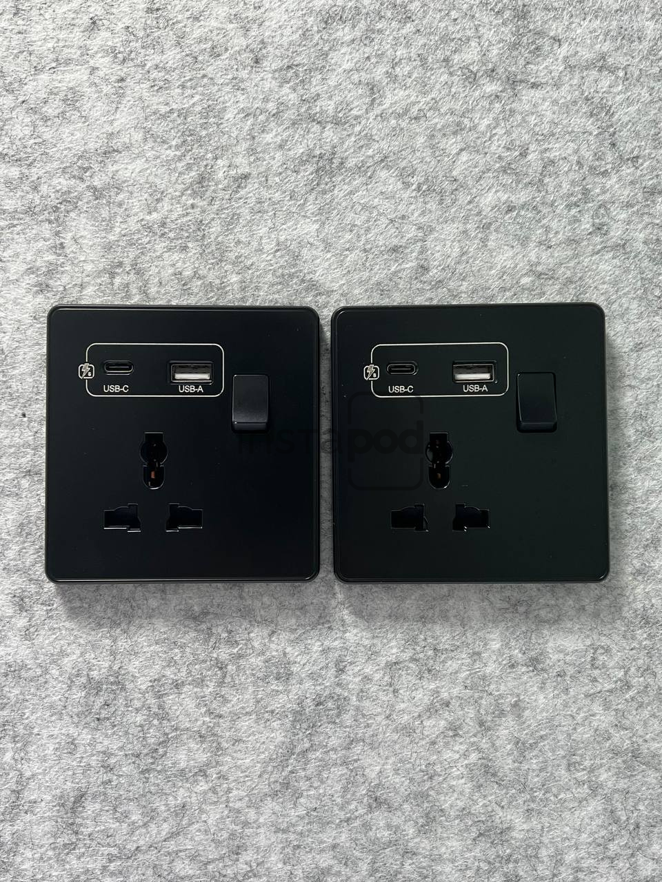instapods-indoor-office-booth-features-charging-socket-numero