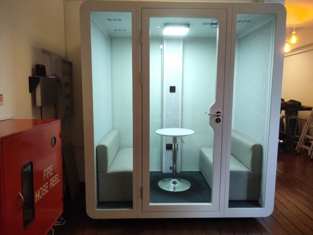 Tired of Noise and Distractions? Discover the Acoustic Benefits of Meeting Pods